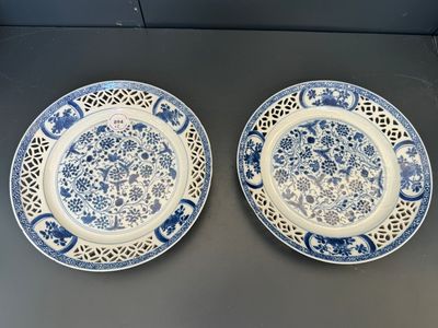 A pair of Chinese blue and white plates with floral design and reticulated border, conical shell mark, Kangxi — 照片 1