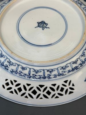 A pair of Chinese blue and white plates with floral design and reticulated border, conical shell mark, Kangxi — 照片 11