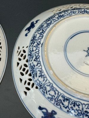 A pair of Chinese blue and white plates with floral design and reticulated border, conical shell mark, Kangxi — 照片 12