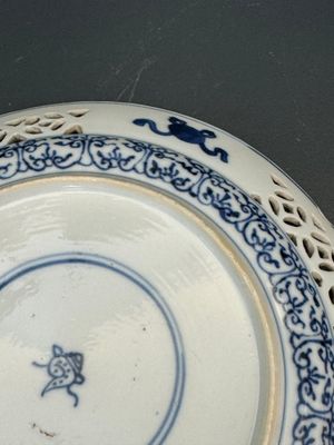 A pair of Chinese blue and white plates with floral design and reticulated border, conical shell mark, Kangxi — 照片 13