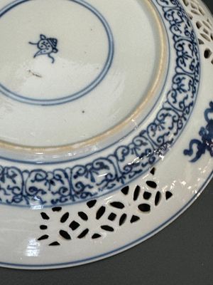 A pair of Chinese blue and white plates with floral design and reticulated border, conical shell mark, Kangxi — 照片 14