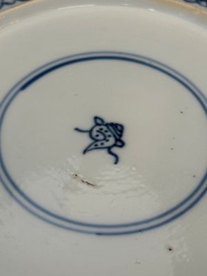 A pair of Chinese blue and white plates with floral design and reticulated border, conical shell mark, Kangxi — 照片 15
