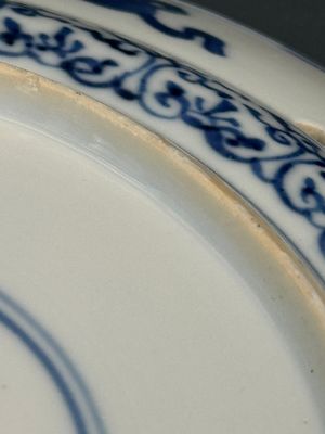 A pair of Chinese blue and white plates with floral design and reticulated border, conical shell mark, Kangxi — 照片 16