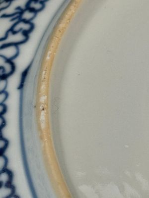 A pair of Chinese blue and white plates with floral design and reticulated border, conical shell mark, Kangxi — 照片 17