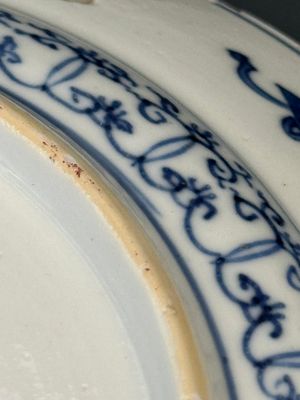 A pair of Chinese blue and white plates with floral design and reticulated border, conical shell mark, Kangxi — 照片 18