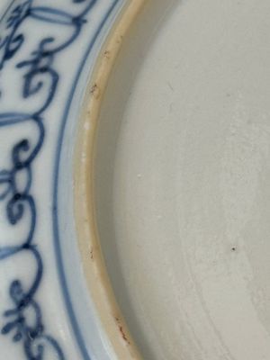 A pair of Chinese blue and white plates with floral design and reticulated border, conical shell mark, Kangxi — 照片 19