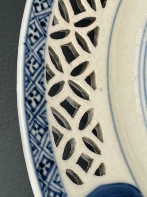A pair of Chinese blue and white plates with floral design and reticulated border, conical shell mark, Kangxi — 照片 2