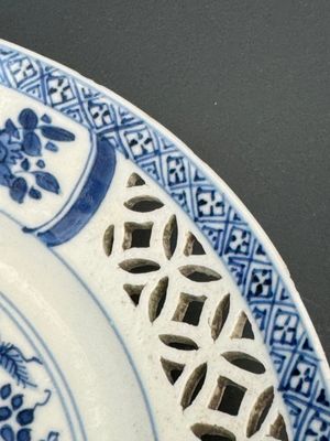 A pair of Chinese blue and white plates with floral design and reticulated border, conical shell mark, Kangxi — 照片 4