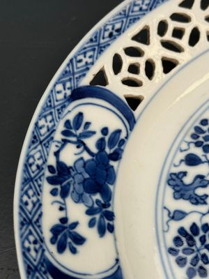 A pair of Chinese blue and white plates with floral design and reticulated border, conical shell mark, Kangxi — 照片 5