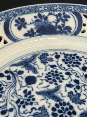 A pair of Chinese blue and white plates with floral design and reticulated border, conical shell mark, Kangxi — 照片 6