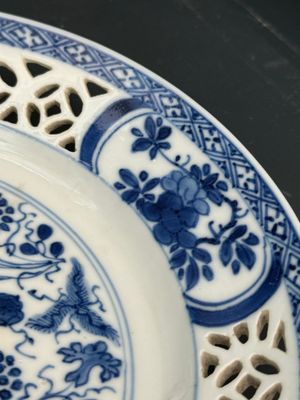 A pair of Chinese blue and white plates with floral design and reticulated border, conical shell mark, Kangxi — 照片 7