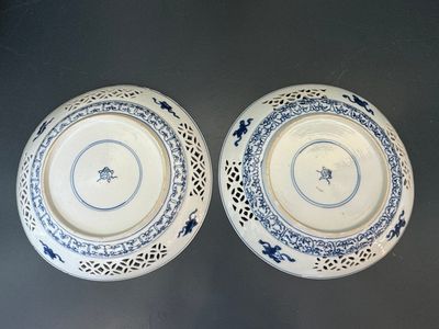 A pair of Chinese blue and white plates with floral design and reticulated border, conical shell mark, Kangxi — 照片 8