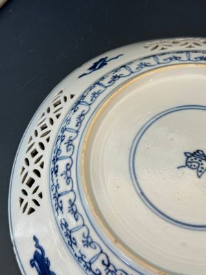 A pair of Chinese blue and white plates with floral design and reticulated border, conical shell mark, Kangxi — 照片 9