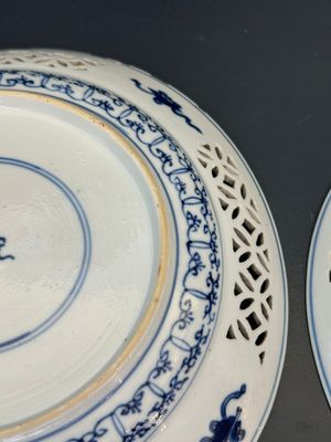 A pair of Chinese blue and white plates with floral design and reticulated border, conical shell mark, Kangxi — 照片 10