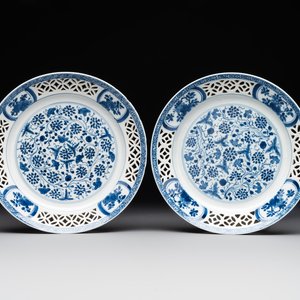 A pair of Chinese blue and white plates with floral design and reticulated border, conical shell mark, Kangxi — 照片 1