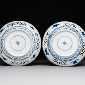 A pair of Chinese blue and white plates with floral design and reticulated border, conical shell mark, Kangxi — 照片 2