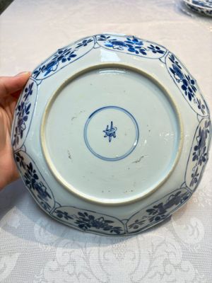 A pair of Chinese blue and white plates with floral design, Ding 鼎 mark, Kangxi — foto 2