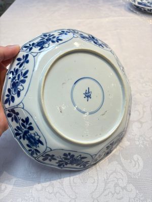 A pair of Chinese blue and white plates with floral design, Ding 鼎 mark, Kangxi — foto 3