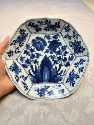 A pair of Chinese blue and white plates with floral design, Ding 鼎 mark, Kangxi — foto 4