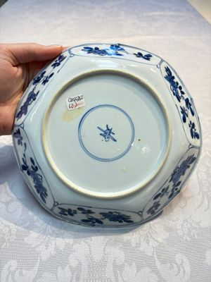 A pair of Chinese blue and white plates with floral design, Ding 鼎 mark, Kangxi — foto 5