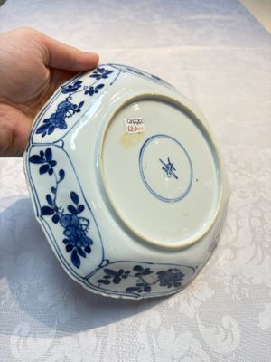 A pair of Chinese blue and white plates with floral design, Ding 鼎 mark, Kangxi — foto 6