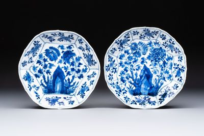 A pair of Chinese blue and white plates with floral design, Ding 鼎 mark, Kangxi