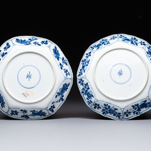 A pair of Chinese blue and white plates with floral design, Ding 鼎 mark, Kangxi — foto 2