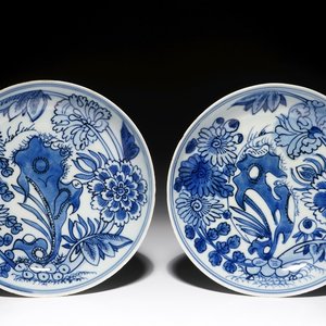 A pair of Chinese blue and white plates with floral design, Xuande mark, Wanli — photo 1