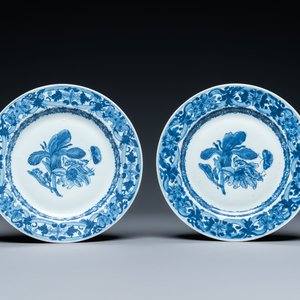 A pair of Chinese blue and white plates with flowers and insects after Merian, Qianlong — 照片 1