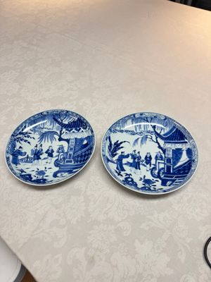 A pair of Chinese blue and white plates with narrative design, Yongzheng — 照片 1