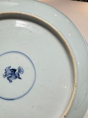A pair of Chinese blue and white plates with narrative design, Yongzheng — 照片 11