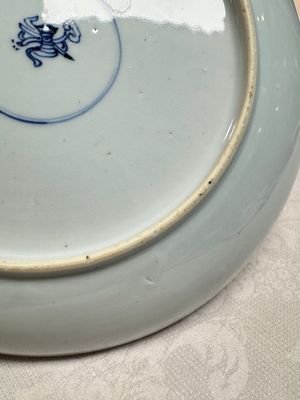 A pair of Chinese blue and white plates with narrative design, Yongzheng — 照片 12
