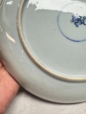 A pair of Chinese blue and white plates with narrative design, Yongzheng — 照片 13