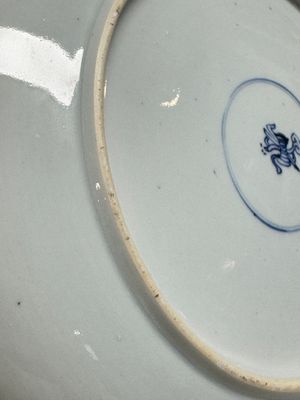A pair of Chinese blue and white plates with narrative design, Yongzheng — 照片 15