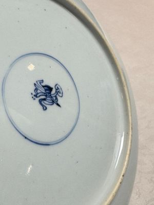 A pair of Chinese blue and white plates with narrative design, Yongzheng — 照片 16