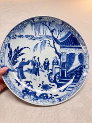 A pair of Chinese blue and white plates with narrative design, Yongzheng — 照片 17