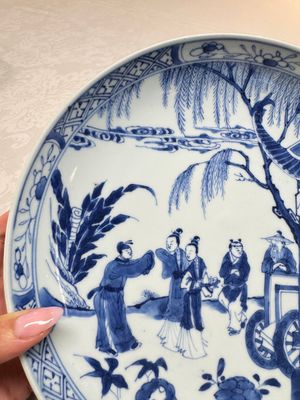 A pair of Chinese blue and white plates with narrative design, Yongzheng — 照片 19