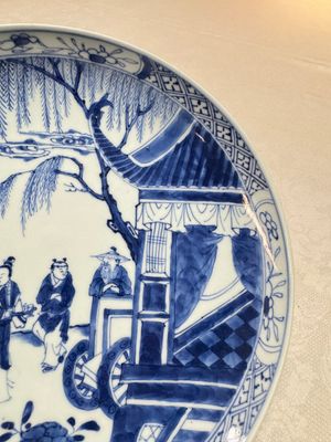 A pair of Chinese blue and white plates with narrative design, Yongzheng — 照片 20