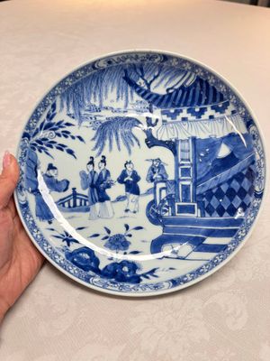 A pair of Chinese blue and white plates with narrative design, Yongzheng — 照片 2