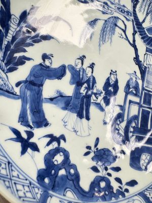 A pair of Chinese blue and white plates with narrative design, Yongzheng — 照片 22