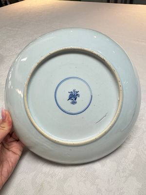 A pair of Chinese blue and white plates with narrative design, Yongzheng — 照片 25