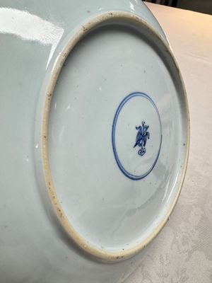 A pair of Chinese blue and white plates with narrative design, Yongzheng — 照片 28