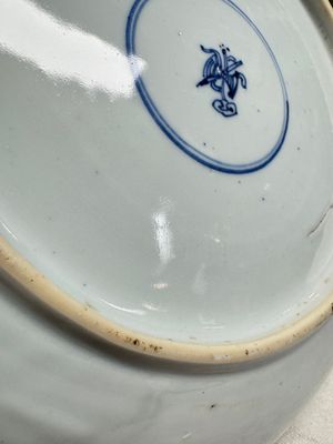 A pair of Chinese blue and white plates with narrative design, Yongzheng — 照片 29