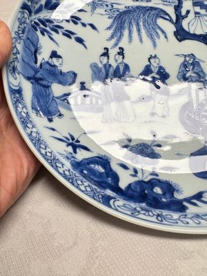 A pair of Chinese blue and white plates with narrative design, Yongzheng — 照片 3