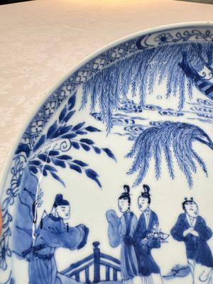 A pair of Chinese blue and white plates with narrative design, Yongzheng — 照片 4