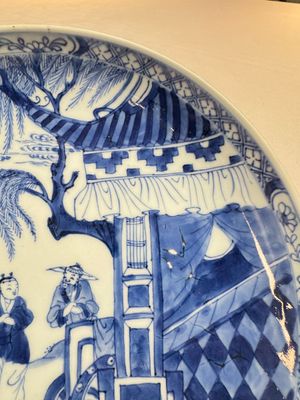 A pair of Chinese blue and white plates with narrative design, Yongzheng — 照片 5