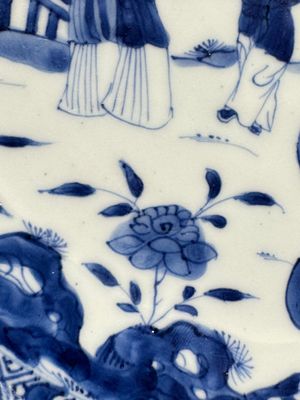A pair of Chinese blue and white plates with narrative design, Yongzheng — 照片 8