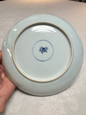 A pair of Chinese blue and white plates with narrative design, Yongzheng — 照片 9