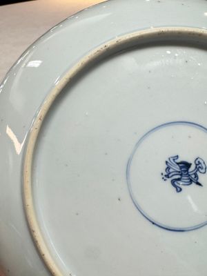A pair of Chinese blue and white plates with narrative design, Yongzheng — 照片 10