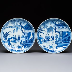 A pair of Chinese blue and white plates with narrative design, Yongzheng — 照片 1